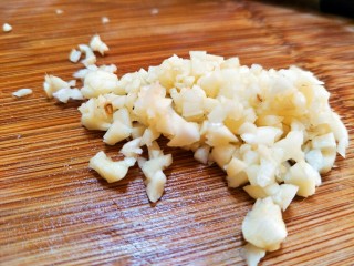 7、家常菜孜然土豆片（超级下饭菜）,蒜切碎。