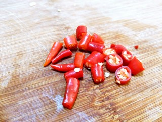 8、家常菜孜然土豆片（超级下饭菜）,小米辣切小段。