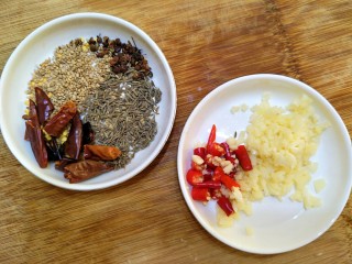 9、家常菜孜然土豆片（超级下饭菜）,白芝麻、花椒、孜然和干辣椒准备好，所有调料准备好。