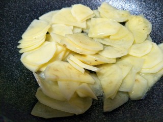 11、家常菜孜然土豆片（超级下饭菜）,把土豆下锅翻炒。