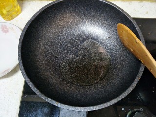 10、家常菜孜然土豆片（超级下饭菜）,锅内烧热油。