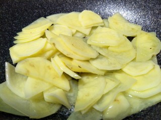 12、家常菜孜然土豆片（超级下饭菜）,不停的翻炒避免土豆粘锅。