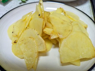 13、家常菜孜然土豆片（超级下饭菜）,土豆炒至变色，盛出备用。