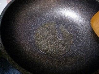 14、家常菜孜然土豆片（超级下饭菜）,锅内烧热油。