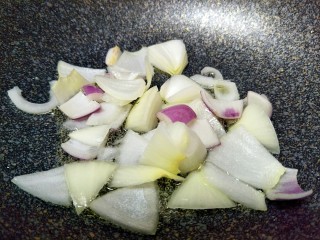 15、家常菜孜然土豆片（超级下饭菜）,放入洋葱爆香。