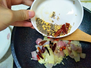 17、家常菜孜然土豆片（超级下饭菜）,然后加入白芝麻、干辣椒、孜然和花椒，翻炒。