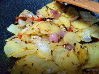 19、家常菜孜然土豆片（超级下饭菜）,翻炒均匀后，加入盐。