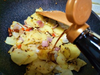 20、家常菜孜然土豆片（超级下饭菜）,然后加入生抽。