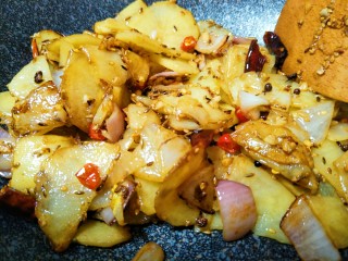 21、家常菜孜然土豆片（超级下饭菜）,快速翻炒上色。