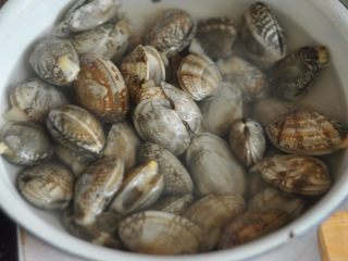 1、蒜蓉蛤蜊,泡蛤蜊的水里加些盐和香油,静置几小时,让蛤蜊吐沙。