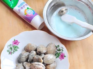 2、蒜蓉蛤蜊,蘸点牙膏将蛤蜊表面刷洗干净。