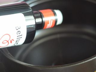 3、蒜蓉蛤蜊,砂锅里倒入橄榄油。