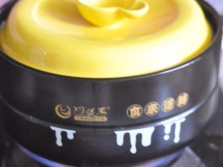 5、蒜蓉蛤蜊,看着锅热了,把砂锅盖子盖上,焖3分钟。