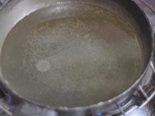 8、蒜蓉蛤蜊,锅里倒入油,烧至七成热。