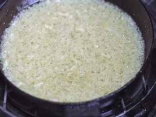 9、蒜蓉蛤蜊,关火将蒜泥放入炸香,捞出。一次性多做些,方便以后随时食用。