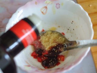 10、蒜蓉蛤蜊,碗里放入用油炸过的蒜蓉、蚝油、鸡精、盐、红椒粒,倒入橄榄油搅匀。