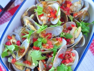 12、蒜蓉蛤蜊,最后撒上香菜和红椒粒。