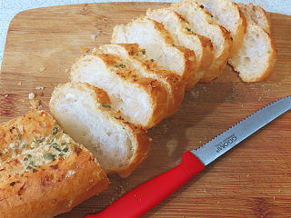 1、享受异域风味的【香浓奶酪火锅】,准备蘸火锅的材料：法棍切小块，装盘备用