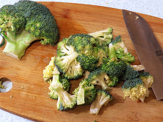 2、享受异域风味的【香浓奶酪火锅】,花椰菜洗好撕成小块