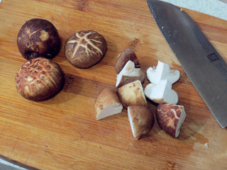 5、享受异域风味的【香浓奶酪火锅】,香菇洗净，一切四