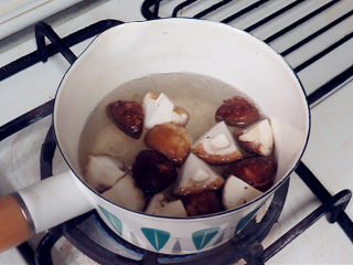 6、享受异域风味的【香浓奶酪火锅】,焯水备用