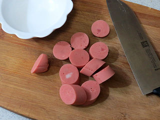 7、享受异域风味的【香浓奶酪火锅】,火腿肠切小段