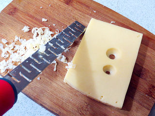 10、享受异域风味的【香浓奶酪火锅】,奶酪擦丝