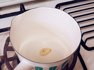 12、享受异域风味的【香浓奶酪火锅】,锅烧热，拿蒜瓣在锅内擦一圈，闻出蒜香味即可