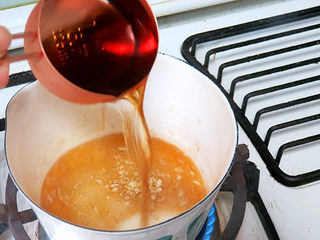 13、享受异域风味的【香浓奶酪火锅】,倒入白葡萄酒，中小火煮至酒精挥发