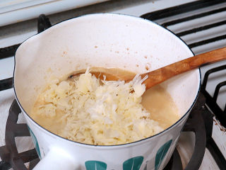 14、享受异域风味的【香浓奶酪火锅】,分别加入两种奶酪丝，中火慢慢煮，不断搅拌