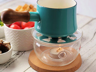 18、享受异域风味的【香浓奶酪火锅】,奶酪锅底放在茶炉上，底下点起茶蜡