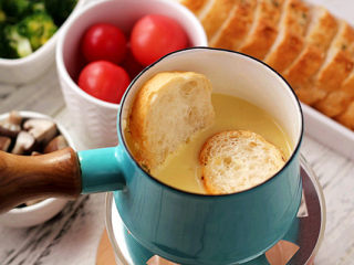 21、享受异域风味的【香浓奶酪火锅】,法棍吸足了奶酪特别好吃