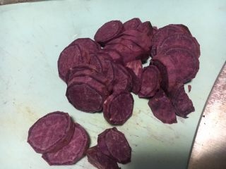 1、#绿色美食#五彩沙拉塔,紫薯洗净切薄片