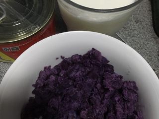 3、#绿色美食#五彩沙拉塔,碾成泥状，加牛奶蜂蜜拌匀