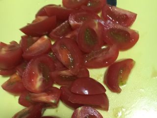 4、#绿色美食#五彩沙拉塔,圣女果切小块