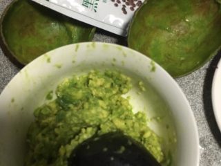 5、#绿色美食#五彩沙拉塔,牛油果碾成泥状，加柠檬汁和黑胡椒粉调味拌匀