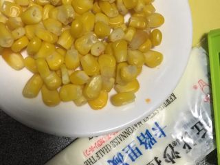 6、#绿色美食#五彩沙拉塔,玉米粒煮熟沥干水分，拌沙拉酱