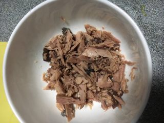 7、#绿色美食#五彩沙拉塔,金枪鱼拌沙拉酱和醋