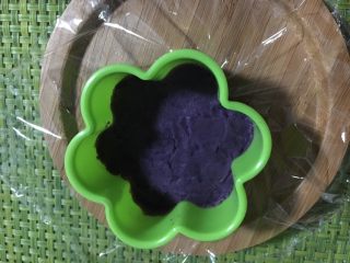 8、#绿色美食#五彩沙拉塔,取花朵模具，先填一层紫薯泥，压实
