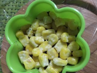 9、#绿色美食#五彩沙拉塔,接着铺玉米粒