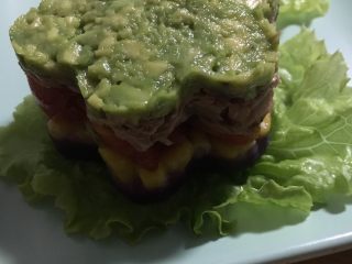 13、#绿色美食#五彩沙拉塔,轻轻地脱模出来