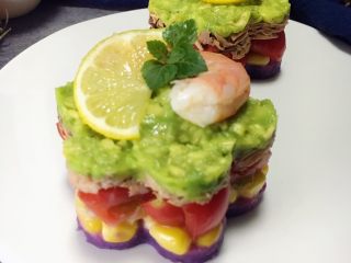 14、#绿色美食#五彩沙拉塔,装盘，放上半片柠檬，一只虾仁