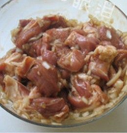 6、排骨酥面,将红洋葱切成小丁，放入排骨中抓匀