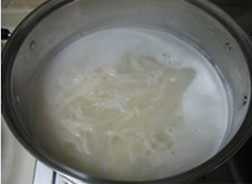 12、排骨酥面,1小时后将面条煮熟