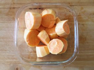 2、红薯寿司,倒入少许水放入微波炉高火五至七分钟直到变熟变软