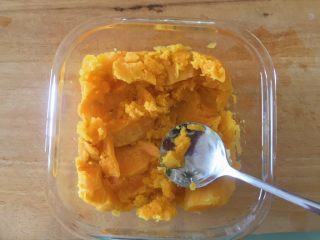 3、红薯寿司,用勺子碾成泥