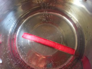 4、红薯寿司,蟹棒开水煮熟