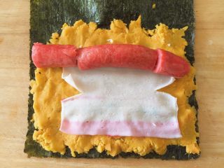 8、红薯寿司,放上烤肠