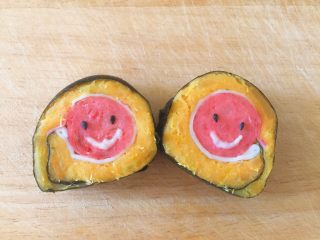 11、红薯寿司,每块放入两颗黑芝麻做眼睛，沙拉酱抹上做嘴