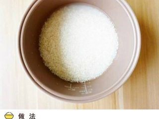 1、紫薯寿司,将大米与糯米洗净后侵泡30分钟再煮成干饭（比平时略干些）